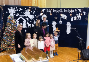 Zdjęcie dzieci reprezentujących zespół Montessorki podczas konkursu.