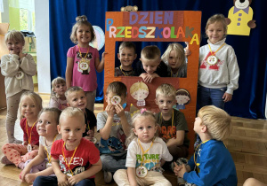 Dzieci z grupy I pozują do zdjęcia.