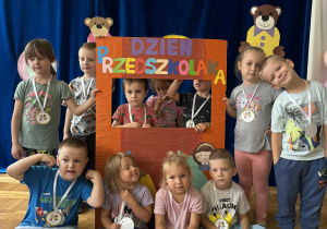 Dzieci z grupy II pozują do zdjęcia.