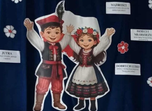 Zdjęcie dekoracji. Chłopiec i dziewczynka w ludowych strojach.