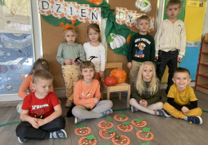 Dzieci z grupy III pozują do wspólnego zdjęcia z pracami plastycznymi.