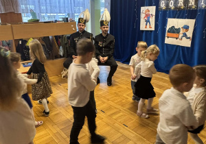 Dzieci tańczą.