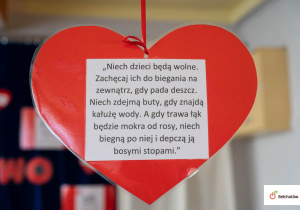 Serduszko z cytatem Marii Montessori.