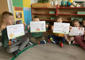 Zdjęcie dzieci podczas zajęć na temat bezpieczeństwa.