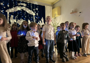 Wszystkie dzieci z przedszkola śpiewają pastorałkę.