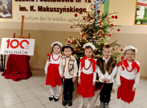 Zdjęcie zespołu Montessorki przy choince. Zdjęcie wykonane w dniu przesłuchań.