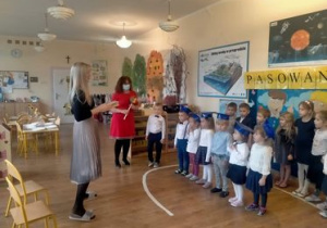 Dzieci z grupy 5 podczas pasowania z panią dyrektor.