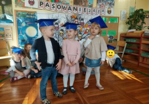 Troje dzieci podczas występu.