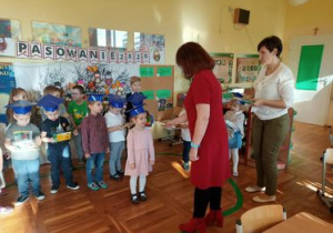 Pani dyrektor pasuje dziecko na Montessorka.