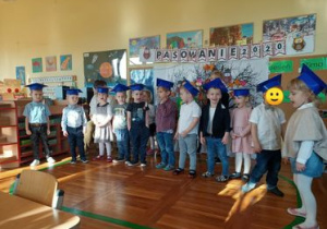 Dzieci z grupy 3 śpiewają piosenkę.