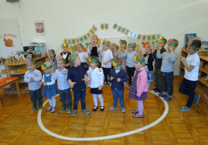 Dzieci śpiewają piosenkę.