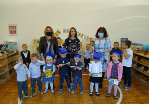 Wspólne zdjęcie dzieci pasowanych na Montessorka z nauczycielkami i panią dyrektor.