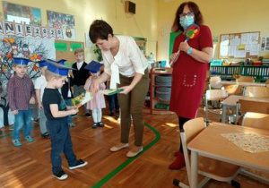 Pani dyrektor pasuje dziecko na montessorka.