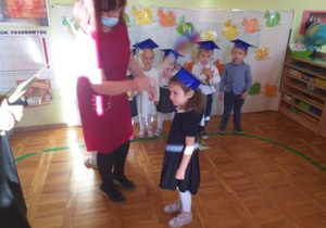 Pani dyrektor pasuje dziewczynkę na Montessorka.