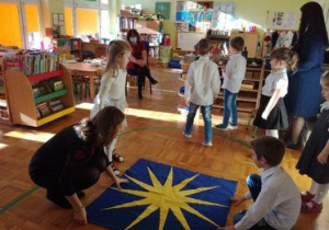 Taniec żywiołów w wykonaniu dzieci z grupy 2.