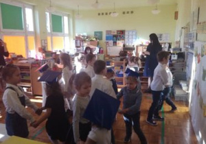 Dzieci tańczą w parach.