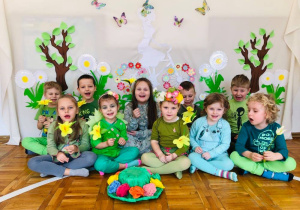 Dzieci siedzą i cieszą się z nadejścia wiosny