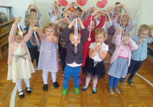 dzieci prezentują upominki dla mam