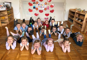 dzieci podczas występu
