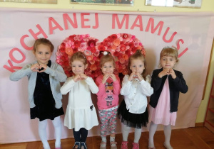 dzieci recytują wiersz i przesyłają serduszka mamom