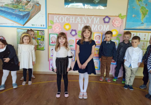 dziewczynki recytują wiersz