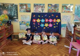 Dzieci z dyplomami.