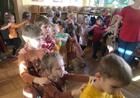 Dzieci tańczą.