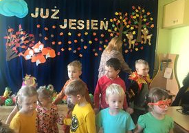 Dzieci tańczą.