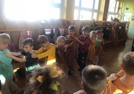 Dzieci tańczą.