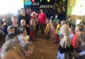 Dzieci tańczą.