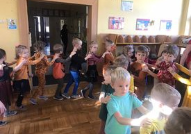 Dzieci tańczą.