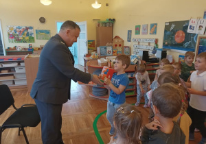 Chłopiec daje laurkę