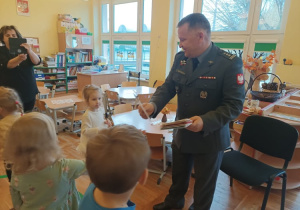 Żołnierz dostaje laurkę
