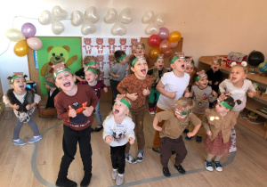 Dzieci tańczą