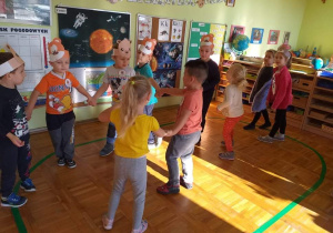 Dzieci tańczą