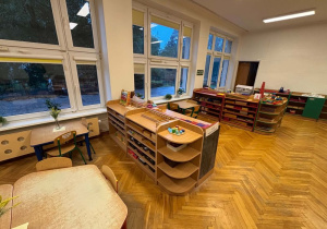 Widok na półki z pomocami matematycznymi i kształcącymi zmysły.