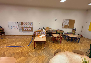 Zdjęcie zawiera widok na stoliki - miejsce pracy dzieci oraz elipsę - miejsce zajęć w kręgu.