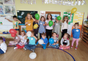 Dzieci z balonami.