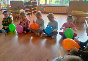 Dzieci rysują na balonach.