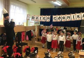 Dzieci stoją podczas przedstawienia.