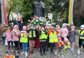 Dzieci przy pomniku Papieża.