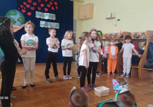 Dziewczynki śpiewają piosenkę, a dzieci ilustrują jej słowa gestem.
