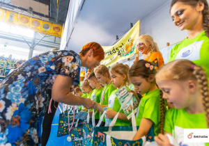 Montessorki otrzymują medale za gibkość.