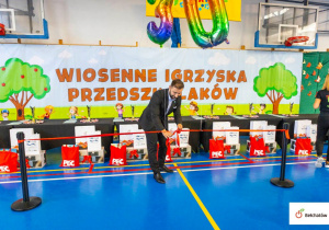 Prezydent Miasta Bełchatowa otwiera Igrzyska rozwiązując czerwoną wstęgę.