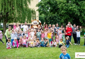 Społeczność przedszkolna pozuje do zdjęcia.