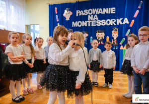 Dziewczynki śpiewają piosenkę.