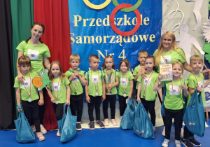 Uczestnicy Igrzysk pozujący do zdjęcia ze swoimi opiekunkami.