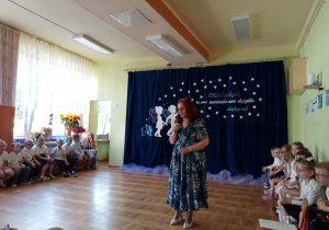 Pani Dyrektor wita wszystkich na uroczystości zakończenia roku szkolnego.