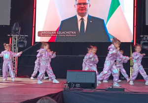 Dziewczynki podczas tańca.