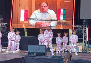 Dziewczynki rozpoczynają taniec.